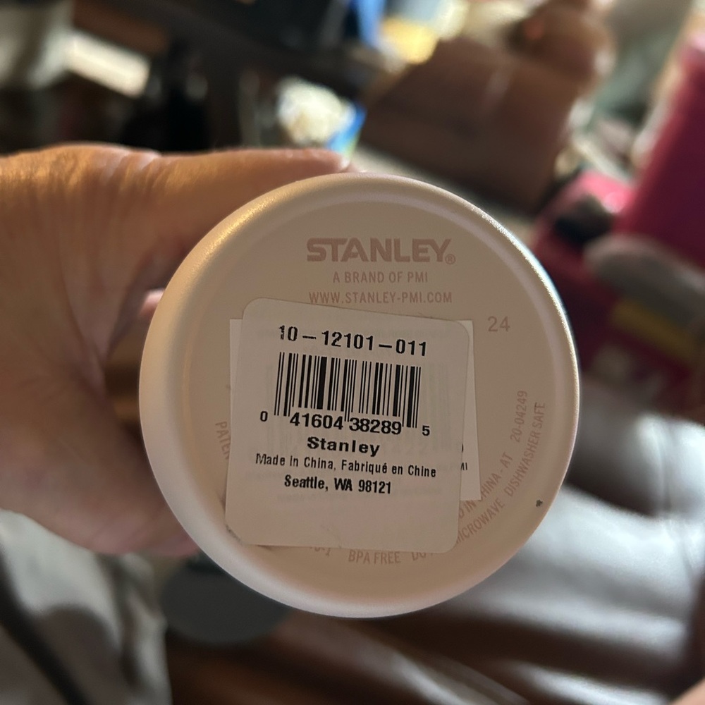 Stanley Quick-Flip Go Bottle in Pink and Gray 24oz - Picture 7 of 8